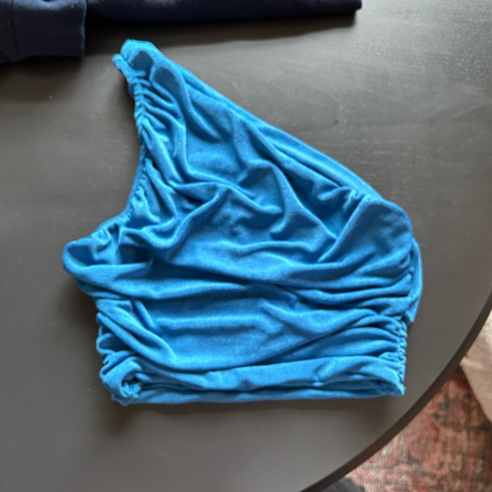 One shoulder crop top